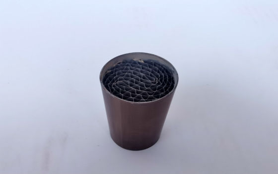 حذف ازن فلزی لانه زنبوری کاتالیزور Scr برای کاتالیزور کامیون دیزل سه هسته ای
